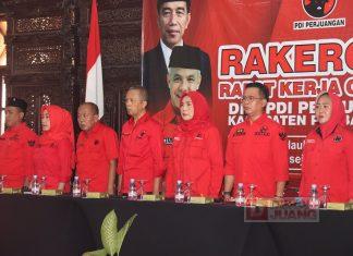 Foto: El Komandante Bambang Irawan (memakai kacamata) di dampingi oleh Bupati Purbalingga dan Pengurus DPD PDI Jawa Tengah.