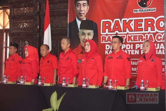 Rakercab DPC PDI Purbalingga Foto: El Komandante Bambang Irawan (memakai kacamata) di dampingi oleh Bupati Purbalingga dan Pengurus DPD PDI Jawa Tengah.