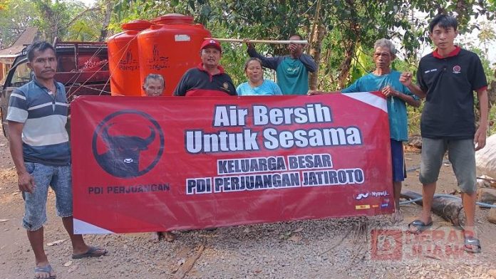 Rusdiana PDI Perjuangan Jatiroto Salurkan Air Bersih Rusdiana