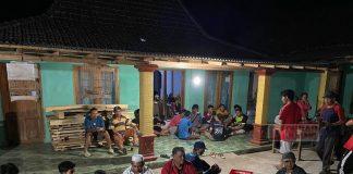 Sarwo Kerja Bakti bersama Warga Bangun Berm Jalan