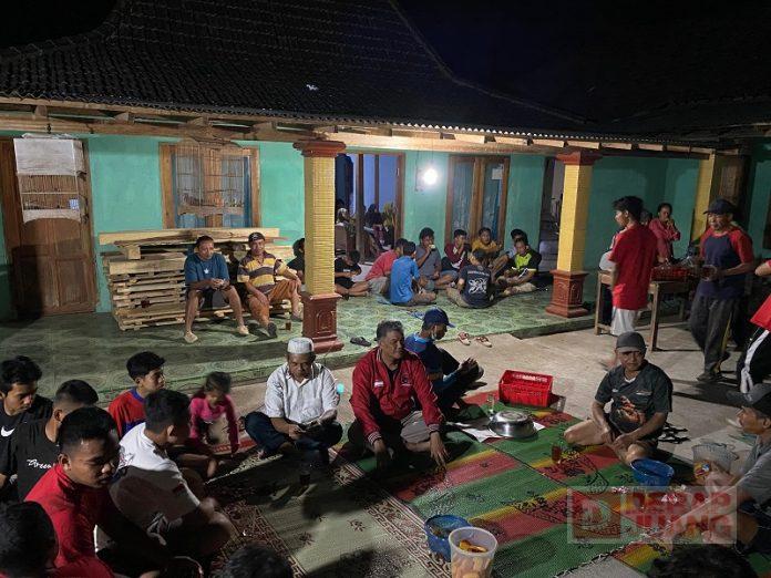 Sarwo Kerja Bakti bersama Warga Bangun Berm Jalan Sarwo Kerja Bakti bersama Warga Bangun Berm Jalan