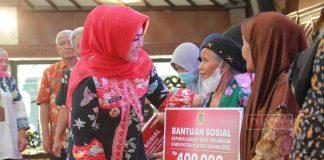 Sri Mulyani Berikan Bantuan Lansia dan Penyandang Disabilitas Berat