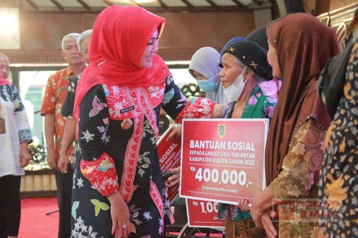 Sri Mulyani Berikan Bantuan Lansia dan Penyandang Disabilitas Berat.