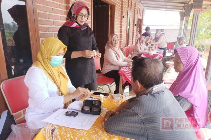 Layani Warganya, Sri Rejeki Terjun ke Posbindu Layani Warganya, Sri Rejeki Terjun ke Posbindu