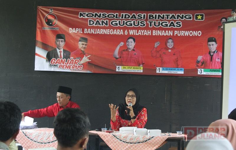 Foto: Sri Ruwiyati KomandanTe Bintang Tiga Dapil 10 Jawa Tengah (kanan memegang mic) didampingi Purwono KomandanTe Bintang Dua Dapil 6 (kiri), saat memberikan arahan pada Konsolidasi Pemantapan Bintang Satu dan Gugus di Aula Bangire Coffe Desa Kasmaran. Selasa 17/10/2023