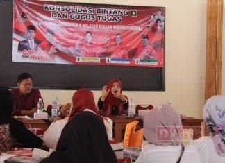 Sri Ruwiyati Konsolidir Bintang Satu dan Gugus Tugas Foto: Sri Ruwiyati KomandanTe Bintang Tiga Dapil 10 Jawa Tengah (kanan memegang mic) didampingi Wahju Djatmika KomandanTe Bintang Dua Dapil 1 (kiri), saat memberikan arahan pada Konsolidasi Pemantapan Bintang Satu dan Gugus di Aula Ayam Sako. Selasa 17/10/2023