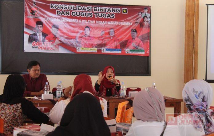 Sri Ruwiyati Konsolidir Bintang Satu dan Gugus Tugas Foto: Sri Ruwiyati KomandanTe Bintang Tiga Dapil 10 Jawa Tengah (kanan memegang mic) didampingi Wahju Djatmika KomandanTe Bintang Dua Dapil 1 (kiri), saat memberikan arahan pada Konsolidasi Pemantapan Bintang Satu dan Gugus di Aula Ayam Sako. Selasa 17/10/2023