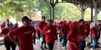 Sambut Sumpah Pemuda, Sri Sumarni Senam Bareng di Stasiun Kedungjati Grobogan.