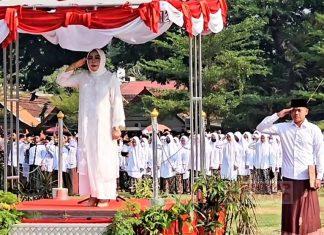 Jadi Pembina Upacara HSN, Sri Sumarni: "Jihad Santri Jayakan Negeri"