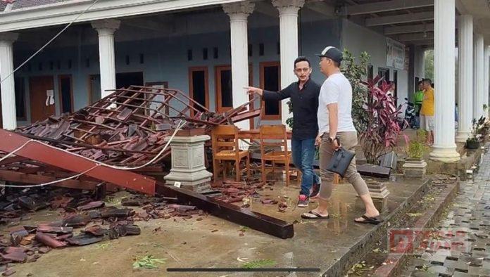 Suyoto Tinjau Dampak Bencana Hujan Deras Disertai Angin