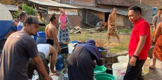 Terdampak Kekeringan, Bobby Salurkan Air Bersih ke Desa Ujungpandan