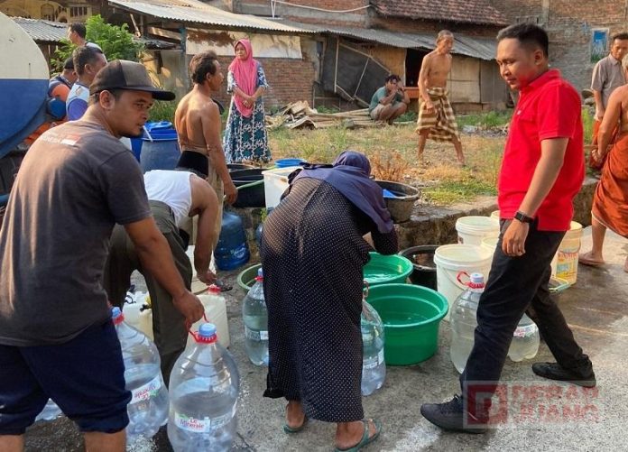 Warga Ujungpandan Terdampak Kekeringan, Bobby Bantu Dropping Air Bersih (2)