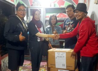 Dian Bagikan Buku di Taman Baca Lentera Pustaka