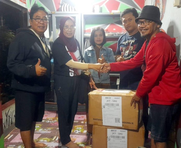 Dian Bagikan Bantuan Buku Di Taman Baca Lentera Pustaka