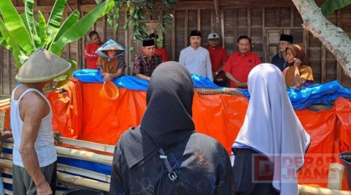 Wujud Empati, Endro Dwi Cahyono dan Suwarno Salurkan Air Bersih ke Desa Degan