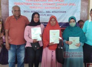 Bagikan Sertifikat Program PTSL, Anggit Harap Warga Terbebas Mafia Tanah