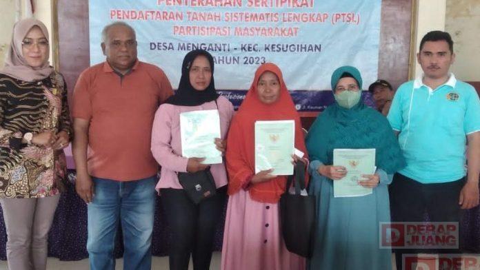 Bagikan Sertifikat Program PTSL, Anggit Harap Warga Terbebas Mafia Tanah