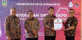 Teguh Prakosa Serahkan DPPA-SKPD kepada 35 OPD dan 2 Rumah Sakit Daerah Teguh Prakosa Serahkan DPPA-SKPD kepada 35 OPD dan 2 Ruah Sakit Daerah