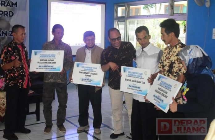Fraksi PDI Perjuangan Ikut menyerahkan bantuan Aspirasi