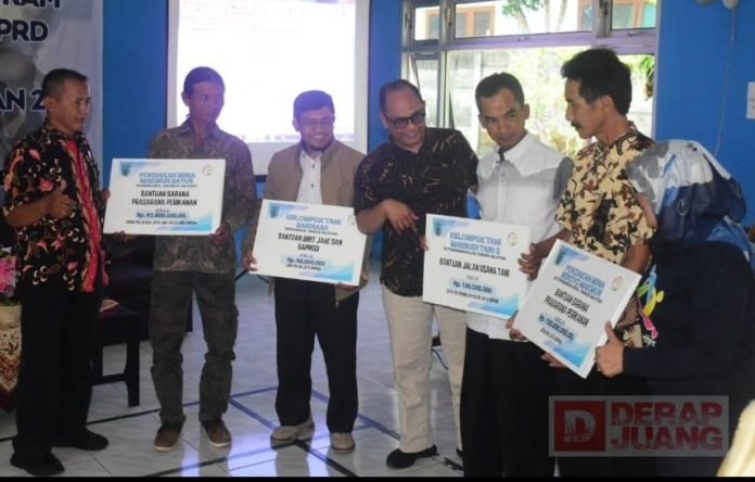 Fraksi PDI Perjuangan serahkan bantuan Aspirasi ke Budidaya Ikan Terpadu Pulutan