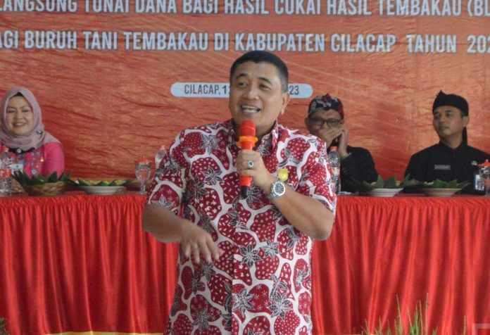 Taufik Salurkan BLT DBHCHT Kepada Buruh Tani Tembakau Patimuan