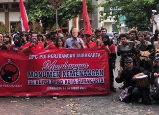 Kader PDI Perjuangan Surakarta Meriahkan Kirab Pemilu 2024 Kader PDI Perjuangan Kota Surakarta Ikuti Kirab Pemilu 2024