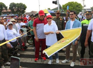Taufik Jalan Sehat CFD Cilacap Bareng Ricky Harun
