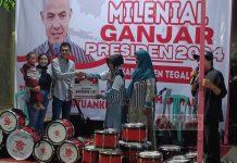 Pemberian Bantuan Marching Band oleh Komandan Tempur Syahrul mizan (Ditengah bersalaman dengan salah satu perwakilan Smile) untuk Sahabat Milenial Ganjar