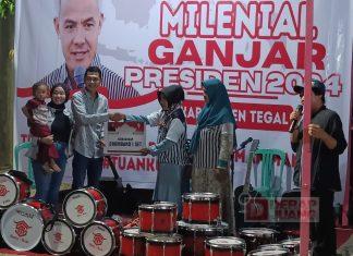 Ratusan Relawan Sahabat Milenial Ganjar (SMILE) Kabupaten Tegal Deklarasikan Dukungan untuk Ganjar Pemberian Bantuan Marching Band oleh Komandan Tempur Syahrul mizan (Ditengah bersalaman dengan salah satu perwakilan Smile) untuk Sahabat Milenial Ganjar
