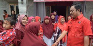 Pujiyono Dan Kaisar Sapa Ibu-Ibu Gandrungmangu