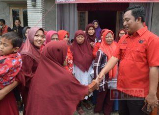 Pujiyono Dan Kaisar Sapa Ibu-Ibu Gandrungmangu