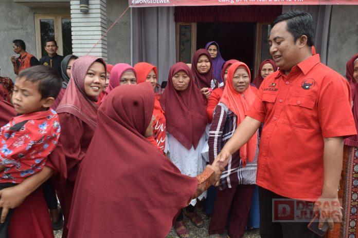 Pujiyono Dan Kaisar Sapa Ibu-Ibu Gandrungmangu