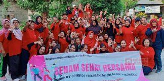 Dahono dan Emak-Emak di Desa Triyagan Kompak Salam Metal