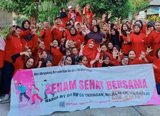 Dahono dan Emak-Emak di Desa Triyagan Kompak Salam Metal