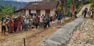 Indri Bergotong Royong Membangun Pondasi Jalan Bersama Warga Desa Tirip, Wadaslintang