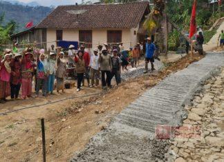 Indri Bergotong Royong Membangun Pondasi Jalan Bersama Warga Desa Tirip, Wadaslintang