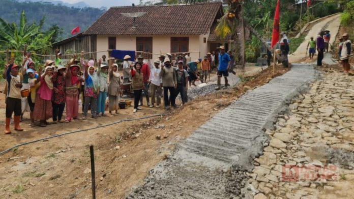 Indri Bergotong Royong Membangun Pondasi Jalan Bersama Warga Desa Tirip, Wadaslintang Indri Bergotong Royong Membangun Pondasi Jalan Bersama Warga Desa Tirip, Wadaslintang