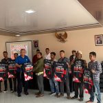 penyerahan-seragam-barisan-HOK-YA-wilayah-dapil-4-Temanggung-di-desa-Bejiarum-Kertek-
