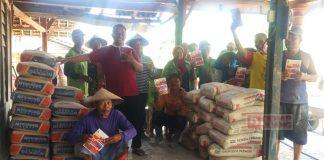 Gelontorkan Semen, Suloso Turut Bantu Pengecoran Jalan Desa Randurejo