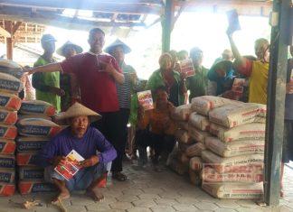 Gelontorkan Semen, Suloso Turut Bantu Pengecoran Jalan Desa Randurejo Gelontorkan Semen, Suloso Turut Bantu Pengecoran Jalan Desa Randurejo