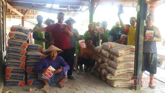 Gelontorkan Semen, Suloso Turut Bantu Pengecoran Jalan Desa Randurejo Gelontorkan Semen, Suloso Turut Bantu Pengecoran Jalan Desa Randurejo