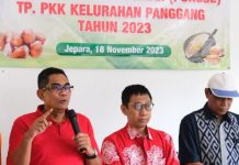 etua kadin Andang Wahyu Triyanto, diundang untuk meninjau pembuatan tepung dari bahan dasar biji durian (pongge) oleh Kader PKK Kelurahan Panggang kecamatan Jepara.