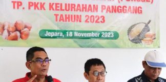 Andang Hadiri Pelatihan Pembuatan Tepung Biji Durian Olahan Kader PKK Panggang etua kadin Andang Wahyu Triyanto, diundang untuk meninjau pembuatan tepung dari bahan dasar biji durian (pongge) oleh Kader PKK Kelurahan Panggang kecamatan Jepara.