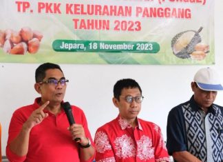 Andang Hadiri Pelatihan Pembuatan Tepung Biji Durian Olahan Kader PKK Panggang etua kadin Andang Wahyu Triyanto, diundang untuk meninjau pembuatan tepung dari bahan dasar biji durian (pongge) oleh Kader PKK Kelurahan Panggang kecamatan Jepara.