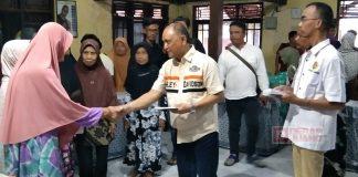 Agung Satria Hermawan Berikan Santunan Kepada Janda dan Manula Agung Satria Hermawan Berikan Santunan Kepada Janda dan Manula