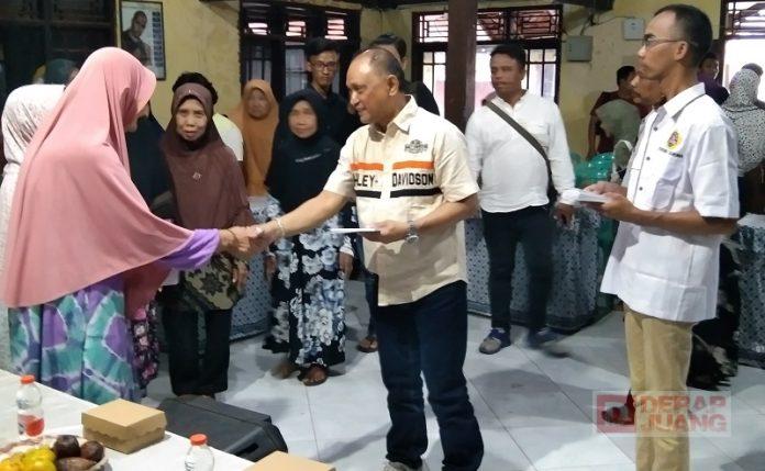 Agung Satria Hermawan Berikan Santunan Kepada Janda dan Manula Agung Satria Hermawan Berikan Santunan Kepada Janda dan Manula