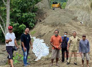 Mas Anan Tinjau Pembangunan Jalan Desa Karanglor Mas Anan Tinjau Pembangunan Jalan Desa Karanglor