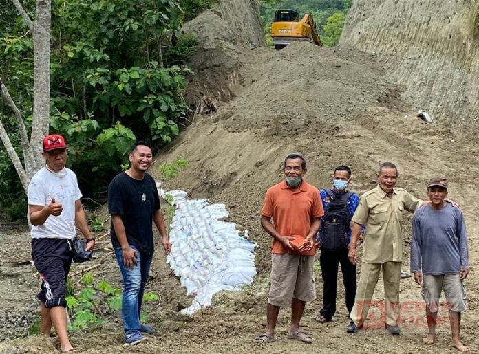 Mas Anan Tinjau Pembangunan Jalan Desa Karanglor Mas Anan Tinjau Pembangunan Jalan Desa Karanglor