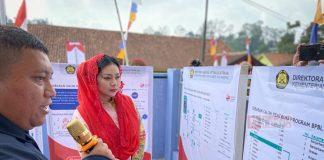 Paramitha Perjuangkan Warga Miskin Di Brebes Nikmati Sambungan Listrik Gratis Anggota DPR RI Komisi 7 Hj Paramitha Widya Kusuma (Berkrudung Merah) mendengarkan pemaparan dari Pihak PLN di Kabupaten Brebes agar mendapat sambungan listrik gratis.