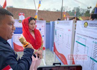 Anggota DPR RI Komisi 7 Hj Paramitha Widya Kusuma (Berkrudung Merah) mendengarkan pemaparan dari Pihak PLN di Kabupaten Brebes agar mendapat sambungan listrik gratis.